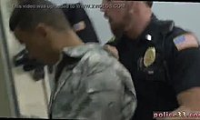 Un poliziotto gay e un adolescente sottomesso si sporcano in questo video di gruppo