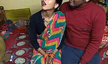 भारतीय महिला प्रदान करता है एक रात का स्टैंड के साथ कई भागीदारों घर पर
