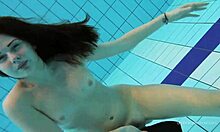 Katy Sorokas nuota nuda a bordo piscina in bikini rosso