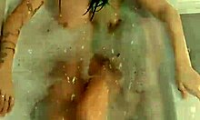A filha de sua vizinha Jolene em uma cena quente no chuveiro