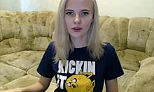 Frøken Julia, en charmerende lettisk teenagepige, engagerer sig i webchat i stedet for Fortnite