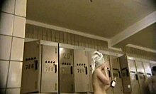 Voajerski video iz menjavajoče sobe z velikimi prsmi in amaterskim posnetkom