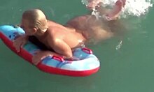 Bubbelrumpa blondin visar upp sina tillgångar i vattnet