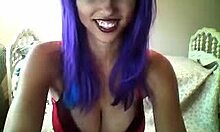 Lilahaarige Freundin zeigt ihre sexy Brustwarze