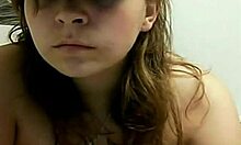 Uma garota safada e picante faz um show na webcam para lembrar