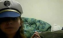 Une fille coquine et épicée fait un show webcam pour se souvenir