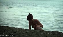 Vitka pička razkazuje svoje popolnoma golo telo na nudistični plaži