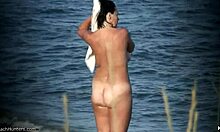 Нудистка с естествени цици показва тялото си на пуст нудистки плаж
