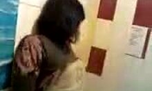 נערה אמצעי עם שיער גדול מתפשטת בשירותים
