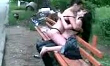 肮脏的业余情侣在长椅上接吻(女同性恋)