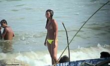 Sapa topless își arată sânii la o plajă de nudiști