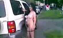 आधी नंगी ब्रूनेट सड़कों पर अपने शरीर को दिखाती हुई।