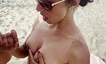 امرأة أوروبية تستمتع بأيدي متعددة على شاطئ عاري