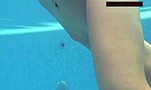 Rosyjska gwiazda porno Lina Mercury w bikini pływa w basenie