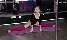 Elastyczna rosyjska gimnastyczka prezentuje swoje amatorskie ruchy w domu