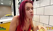 纹身天使 Duda pimentinha 和其他新女孩在麦当劳商店做爱