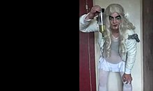 Biseksualinen crossdresser nielee innokkaasti toisen miehen kusetta kotitekoisessa videossa