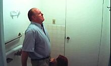 امرأة ذات ثديين صغيرين تمارس الجنس الفموي في الحمام