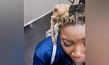Аматерска девојка од ебаноса покушава да избегне да буде ухваћена док даје дубоко грло у лифту