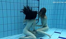 Fetele rusești Clara Umora și Bajankina se bucură de acțiune fierbinte sub apă