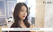 Een prachtig Koreaans model in kousen wordt in het openbaar gefilmd