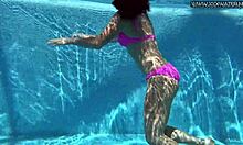 Jessica Lincolns domáce video obsahuje horúcu babu, ktorá si užíva dvojitú penetráciu v bazéne