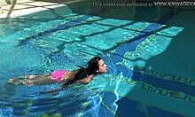 Video buatan sendiri Jessica Lincolns menampilkan seorang gadis panas yang melakukan penetrasi berganda di kolam renang