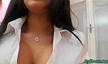 Házi videó egy spanyol barátnőről, aki magassarkúban maszturbál